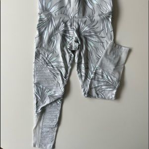 PINK VICTORIA’S SECRET LEGGINGS. SIZE SMALL